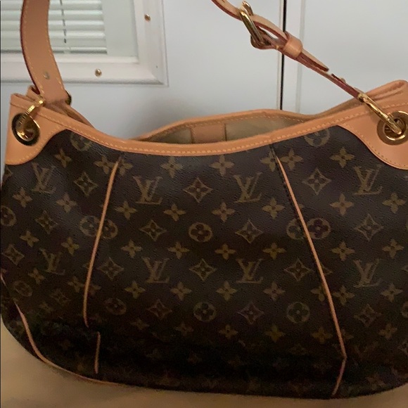 Louis Vuitton - Picture 3 of 10